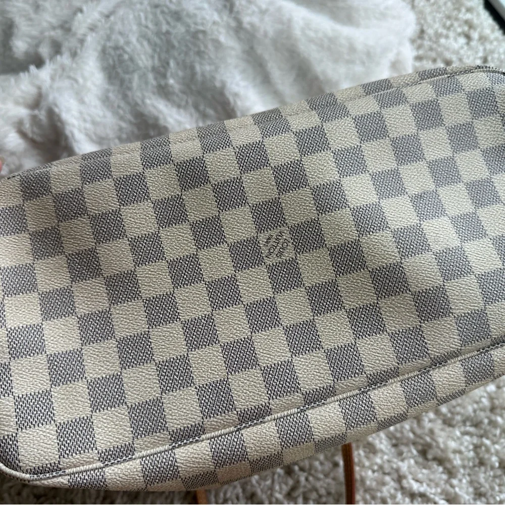 Louis Vuitton Beige Checkered Shoulder Bag with Scarf - Picture 15 of 16